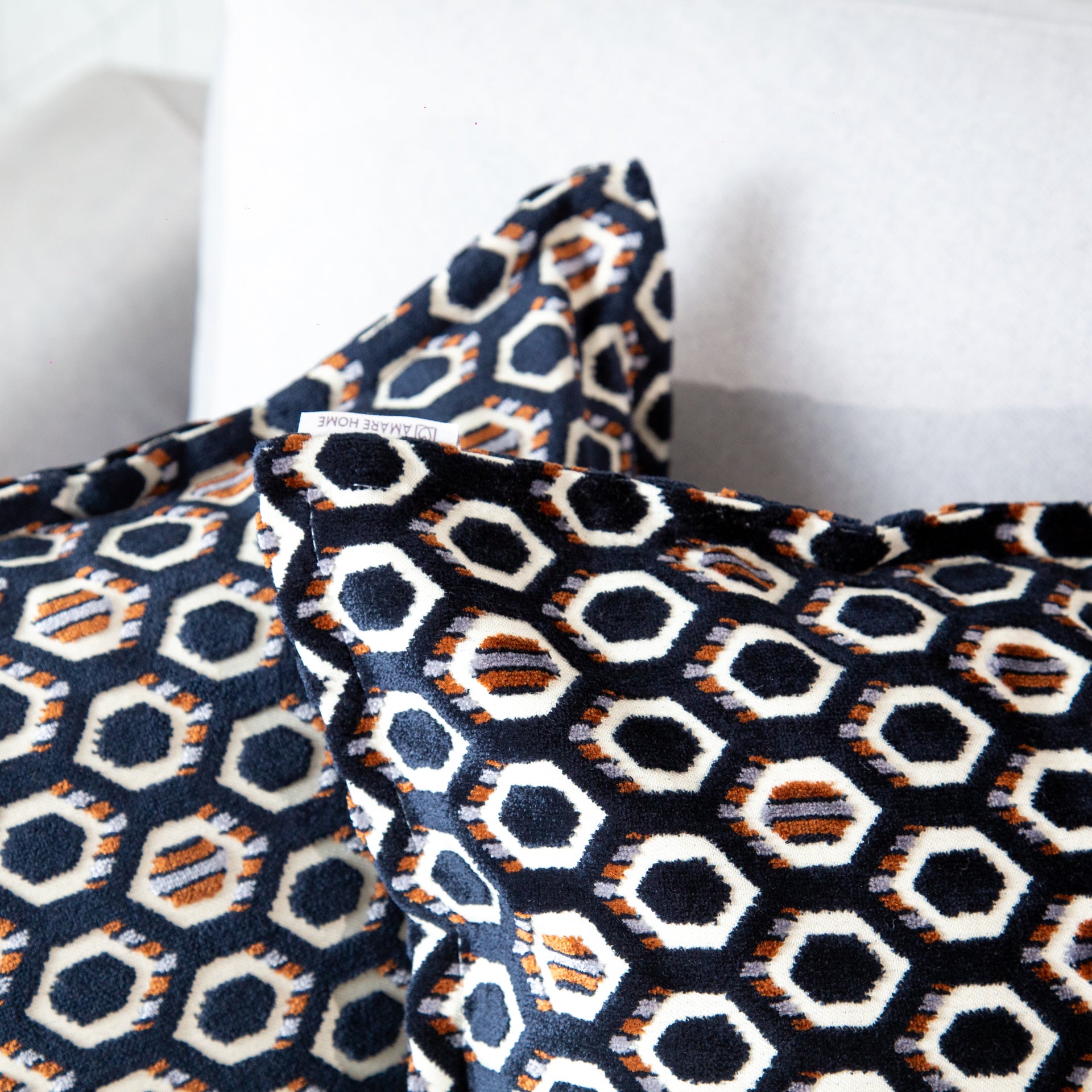 Cojín Hexa Night Blue 45 cm x 45 cm - Colección Geometric Bliss