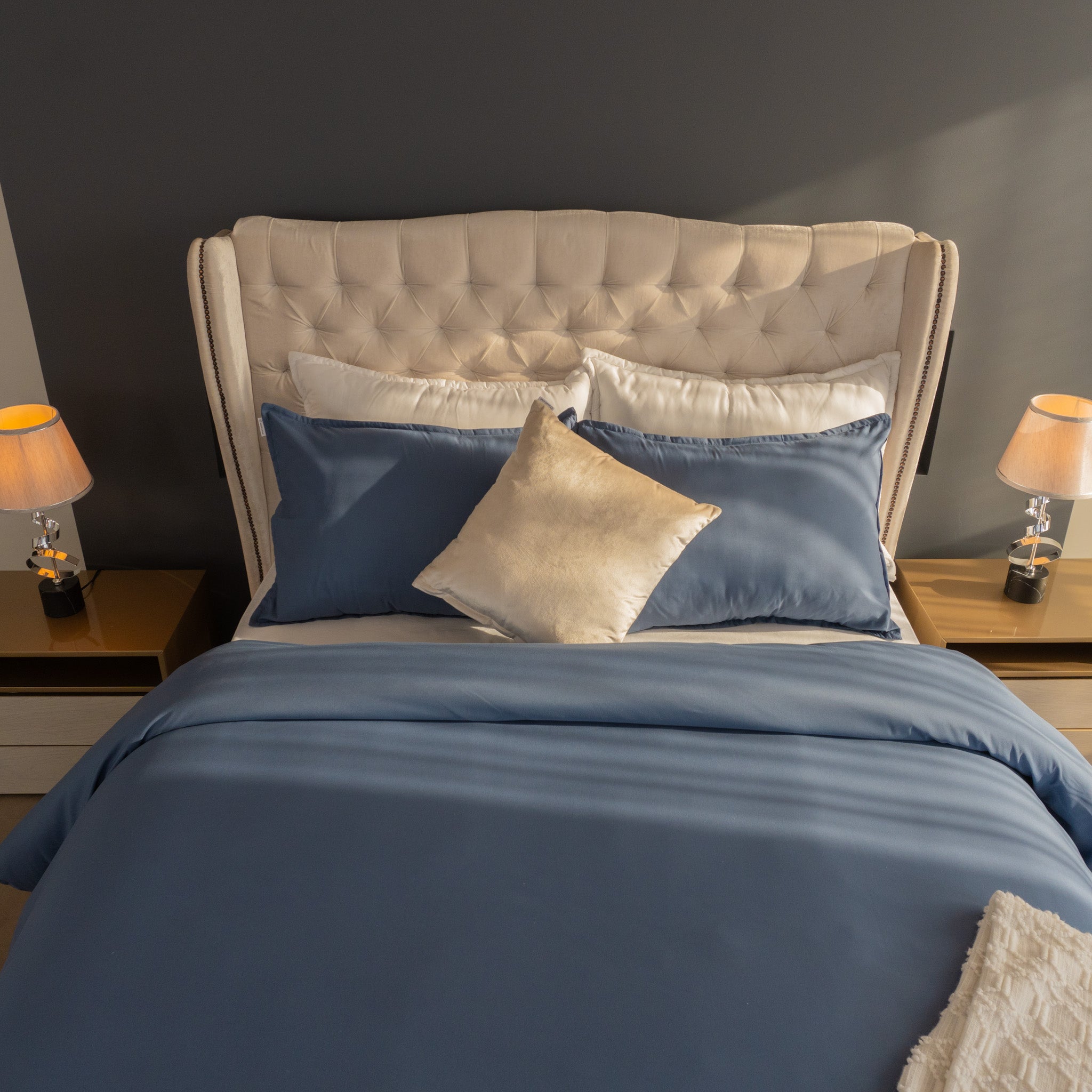 Muestra como se ve el Duvet Cover Cobalto de la coleccion Pastello tendido en una cama sencilla.