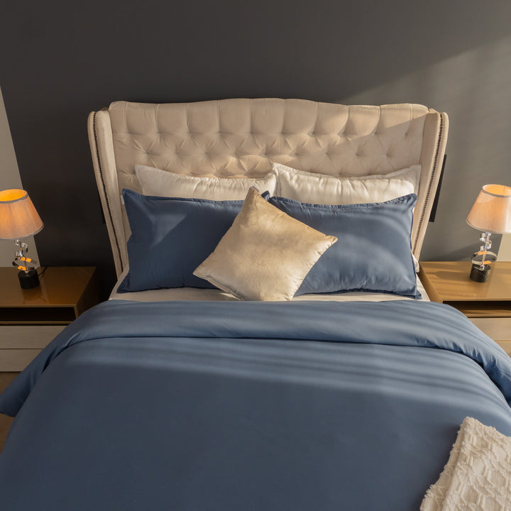 Muestra como se ve el Duvet Cover Cobalto de la coleccion Pastello tendido en una cama sencilla.