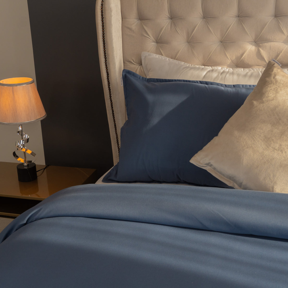 Muestra un acercamiento de una cama tendida con el Duvet Cover Cobalto de Amare.