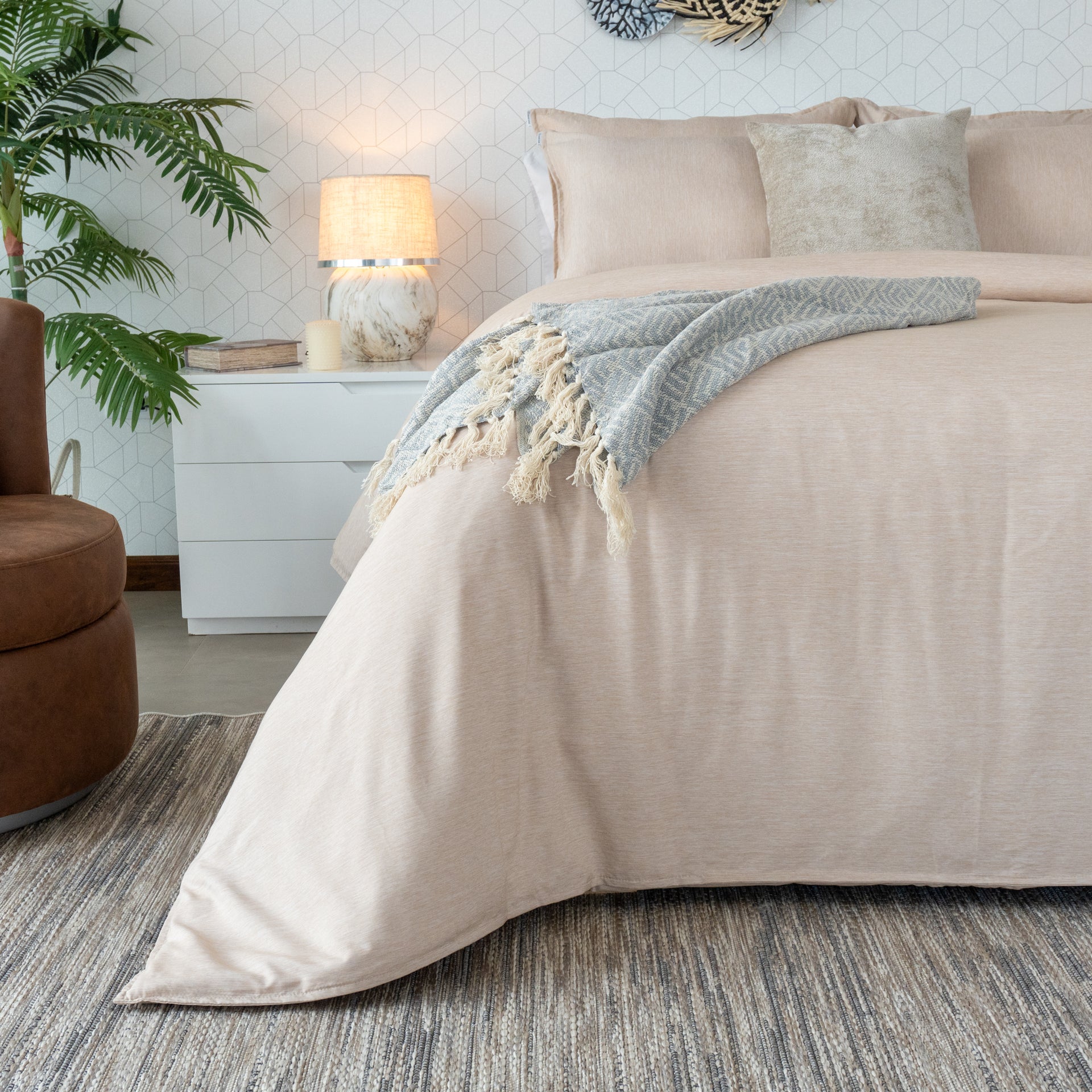 Muestra el Duvet Cover Dolcce Caramelo tendido en una cama doble.