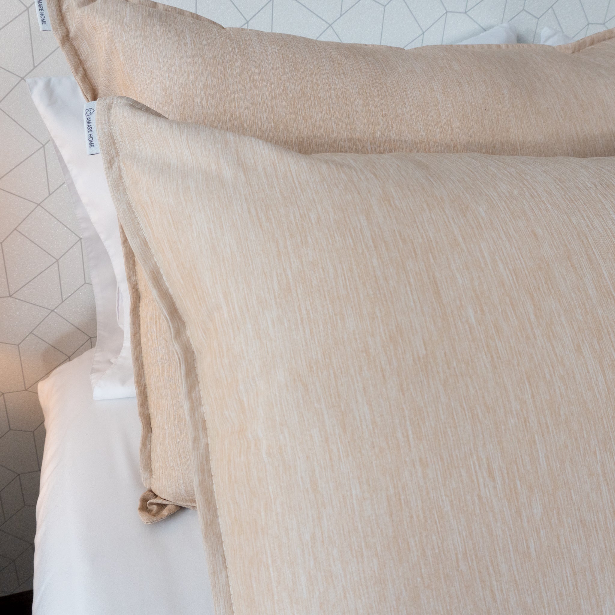 Muestra como lucen las fundas del duvet cover Dolcce Caramelo, puestas en las almohadas.