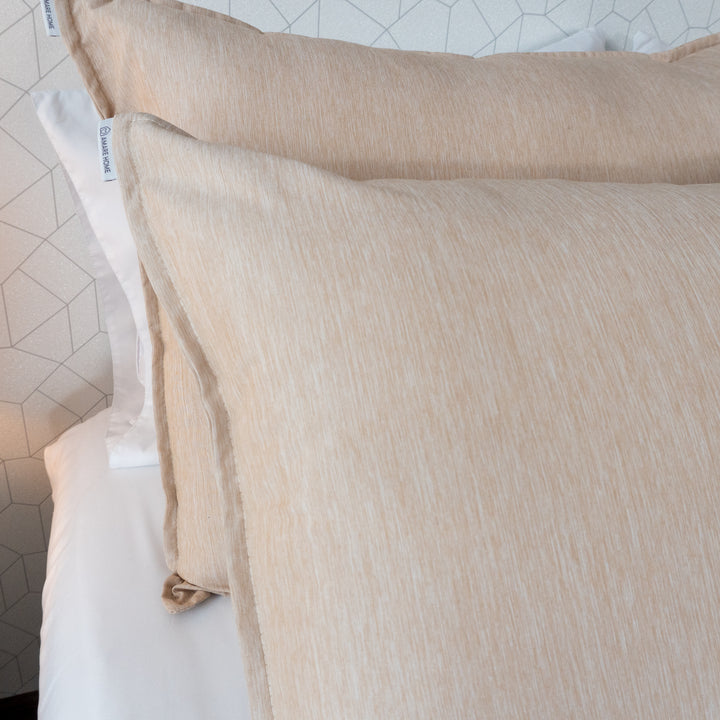 Muestra como lucen las fundas del duvet cover Dolcce Caramelo, puestas en las almohadas.