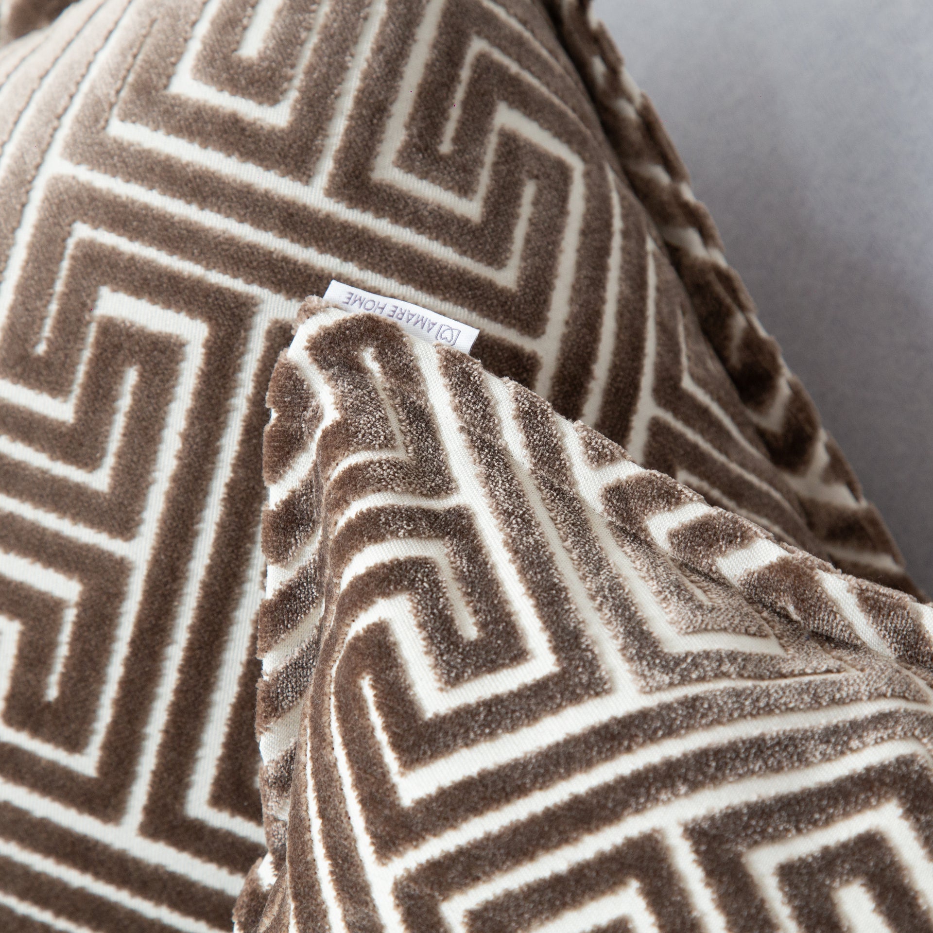 Cojín Taupe 45 cm x 45 cm - Colección Velvet Mosaic