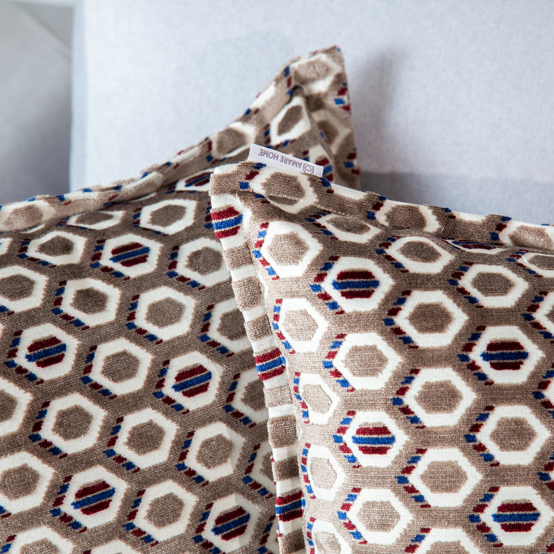 Cojín Hexa Taupe 45 cm x 45 cm - Colección Geometric Bliss